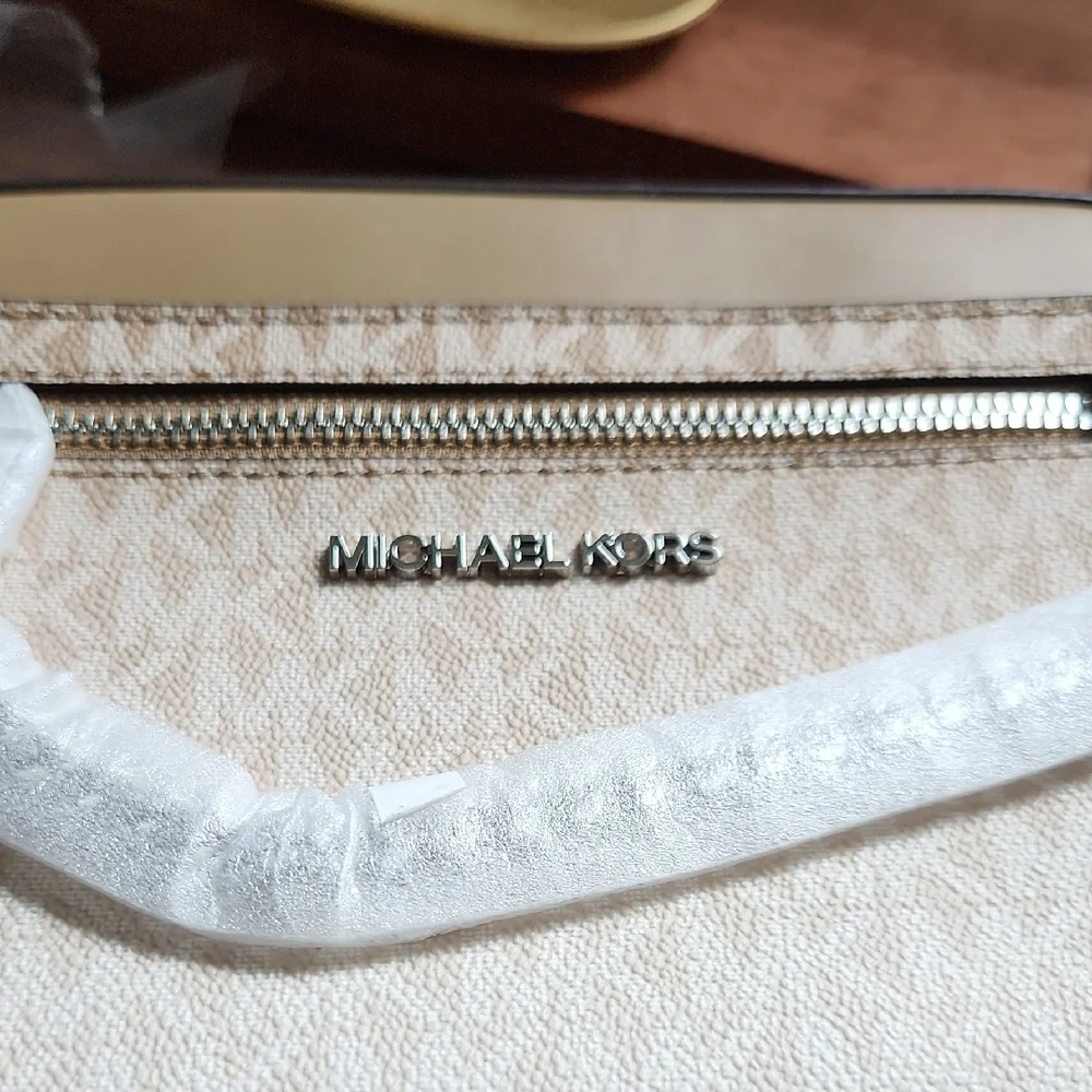 🔥Michael Kors NWT🔥Tan and Cream Crossbody Bag - Picture 2 of 6